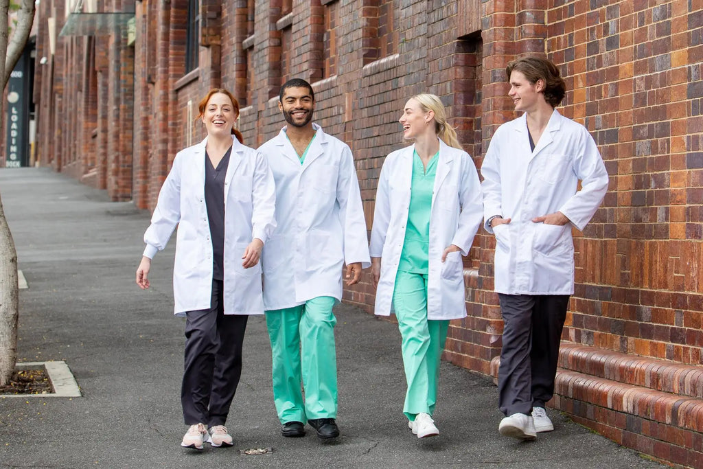 الفرق بين معاطف المختبر للرجال والنساء