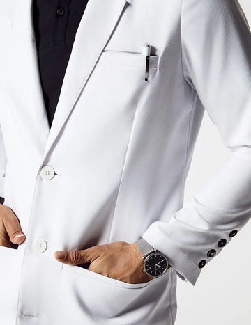 متى يجب ارتداء معطف المختبر؟ دليل شامل للمهنيين
